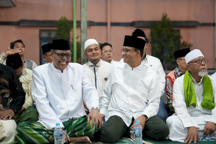 Kunjungan Anies Baswedan ke kompleks pondok pesantren Assalafiyah, Luwungragi, Brebes. Diterima Rais Syuriah PBNU 2016-2023, KH Subhan Makmun. Foto : Istimewa
