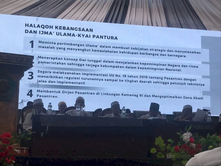 Capres Anies Baswedan saat memberikan sambutan di hadapan kiai Pantura Jateng Jatim di Halaqah Kebangsaan di Sarang Rembang. Foto : Edy S