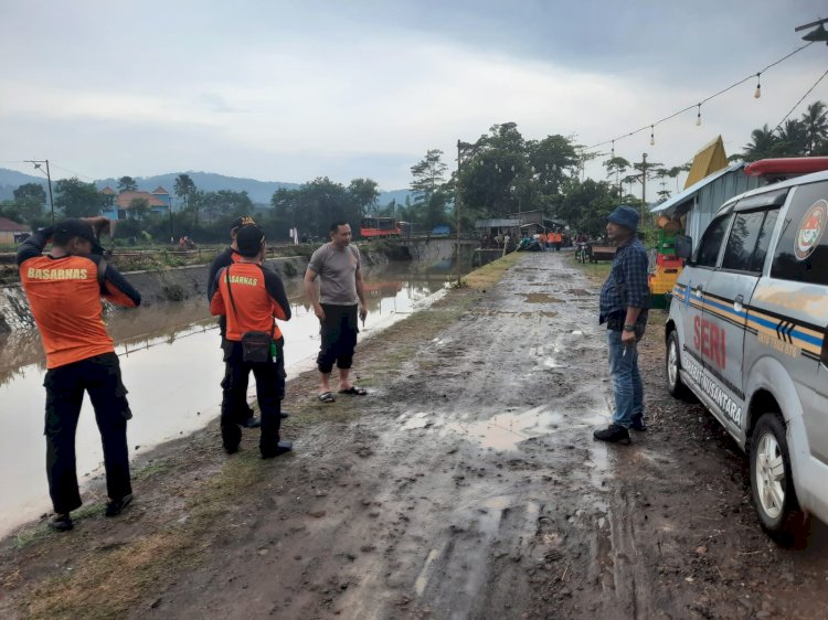 Tim SAR tengah berkoordinasi mencari seorang lelaki belum diketahui identitasnya yang hanyut terbawa arus sungai Kedung Ringis, Tuntang, Senin (26/12). Foto : Erna Yunus B 