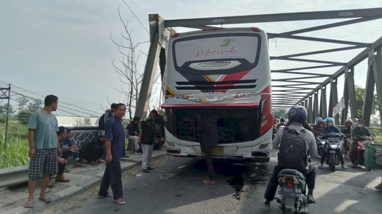 Kondisi Jalan Purwodadi Semarang, tepatnya jembatan Gubug alami macet parah, Selasa (26/12). Foto : Rubadi