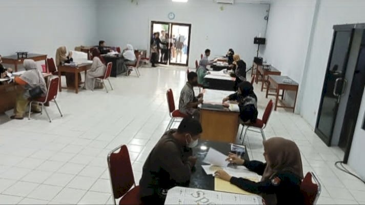 Seleksi petugas pelipat surat suara. Foto : Dian Tanti
