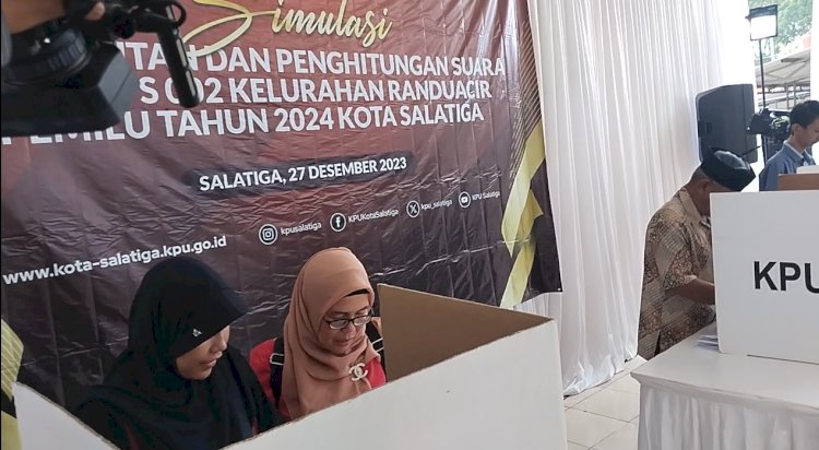 Tahapan kegiatan simulasi Pemungutan dan Penghitungan Suara, di TPS 02 Kelurahan Randuacir, Kecamatan Argomulyo, Salatiga, Rabu (27/12). Foto : Erna Yunus B