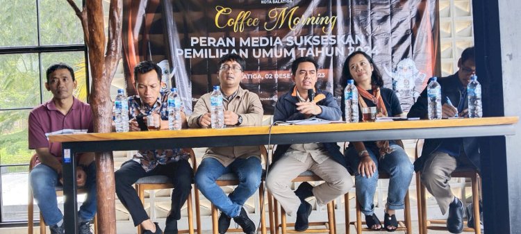 Sekretaris KPU Kota Salatiga Joko Badrun saat bersama Komisioner KPU Salatiga. Foto : Erna Yunus B
