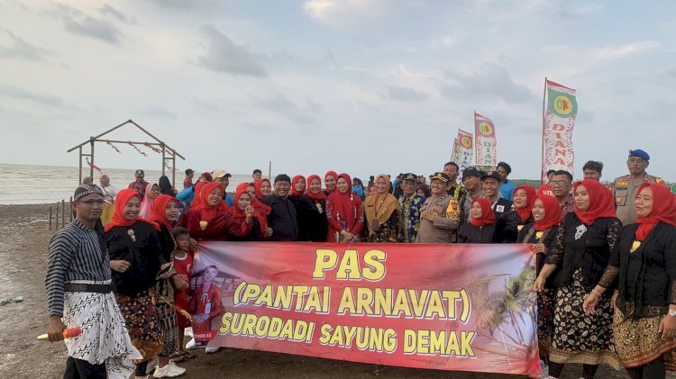 Bupati Demak foto bersama panitia peresmian Pantai Arnavat Surodadi Rabu (27/12). RMOL Jateng