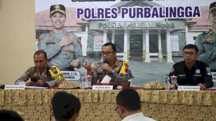 Kapolres Purbalingga AKBP Hendra Irawan memberikan keterangan kepada wartawan terkait capaian sekama tahun 2023.