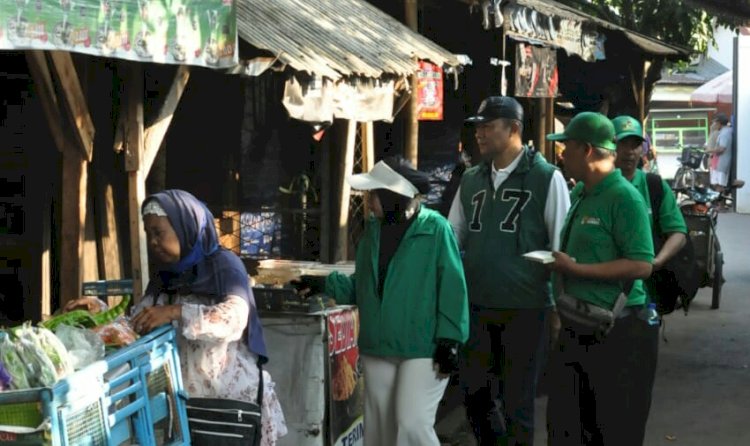Calon Legislatif (Caleg) DPR RI Agoes Joesni menyerap aspirasi di Pasar Grogolan, Landungsari, Kelurahan Kuripan,  Kota Pekalongan