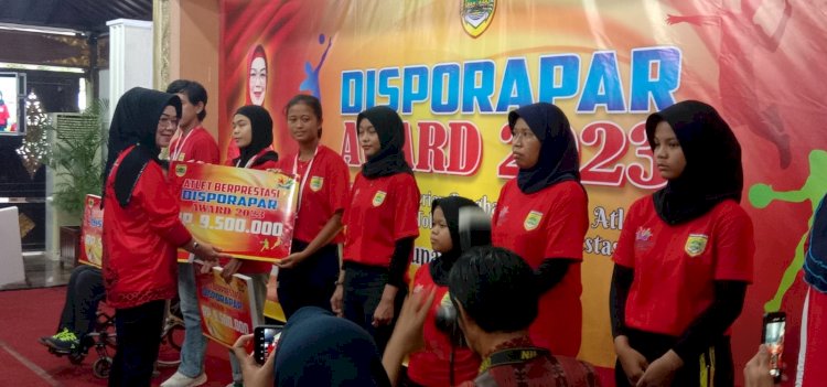 Bupati Sukoharjo Etik Suryani menyerahkan penghargaan pada atlit berprestasi Sukoharjo.