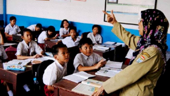 Ilustrasi guru mengajar di kelas. foto: net.