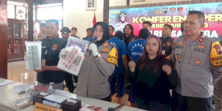 Kapolres Salatiga AKBP Aryuni Novitasari saat menunjukkan BB beserta tersangka (TSK) pengedar Upal jaringan Bandungan, Kabupaten Semarang dan Banyumas, Purwokerto saat Jumpa Pers di Pendopo Mapolres Salatiga, Jumat (29/12). RMOL Jateng