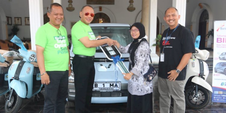Penyerahan hadiah Semesta Tabungan Bima dari Bank Jateng Cabang Tegal. RMOL Jateng