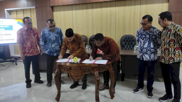 Rektor Unsoed Prof. Dr. Ir. Akhmad Sodiq, M.Sc. Agr., IPU dan Rektor Undana Prof Dr drh Maxs U.E Sanam, M.Sc menandatangani nota kesepahaman , di Ruang Rektorat Unsoed, Jumat (29/12/2023). 