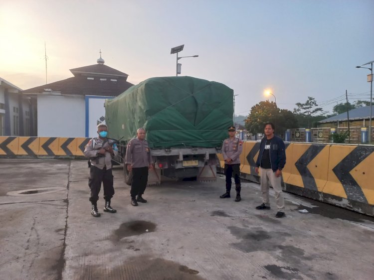 Truk Hino muatan kedelai dengan Nopol H 8129 OA yang  sempat hilang akhirnya ditemukan, Jumat (29/12). 
