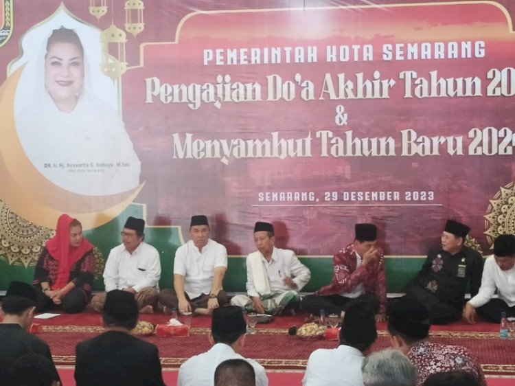 Pengajian Doa Akhir Tahun 2023 sekaligus menyambut tahun baru 2024 di Masjid Al Khusuf kompleks Balaikota Semarang, Jumat (29/12).