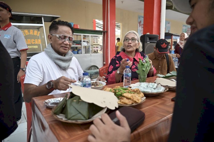 Penyanyi ibukota Andre Hehanussa, menyambangi pasar Badog Purbalingga. Andre memborong sejumlah jajanan pasar yang sering dibelinya saat kecil. 