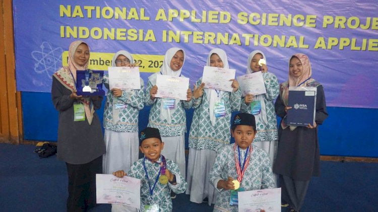Siswa siswi SMP RUQ Al Falah dan SMK Al Falah plus Kota Salatiga berhasil menyabet 2 medali emas, di ajang Indonesia International Applied Science Project Olympiad (I2ASPO) 2023. Foto : Erna Yunus B