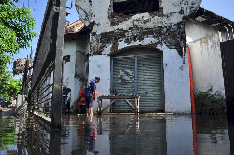 Jalan Dr Cipto, Kota Semarang, terendam pada Sabtu (30/12). Foto : Wahyu Sulistiyawan
