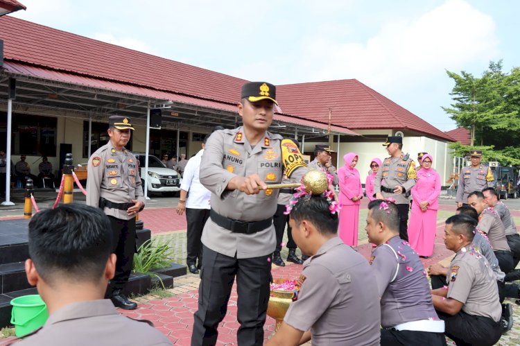 Kapolres Grobogan AKBP Dedy Anung Kurniawan saat menggelar upacara kenaikan pangkat regular di Mapolres Grobogan, Sabtu (30/12). Foto : Rubadi
