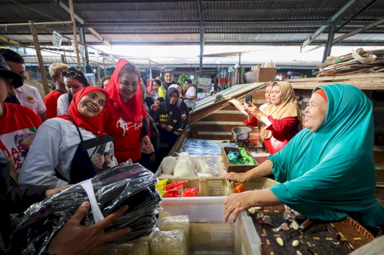 Siti Atiqoh Supriyanti, istri calon Presiden RI 2024 Ganjar Pranowo melanjutkan blusukan di Semarang Sabtu (30/12).  Foto : Umar Dani