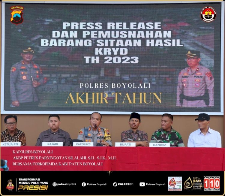 Kapolres Boyolali Polda Jawa Tengah, AKBP Petrus Parningotan Silalahi, usai menyampaikan rilis akhir tahun 2023 di Panggung SIBOBA halaman Satreskrim Polres Boyolali, Sabtu (30/12). Foto : Erna Yunus B
