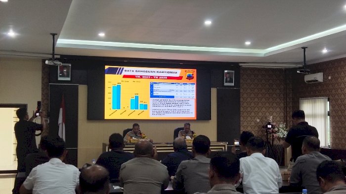 Wakapolres Karanganyar Kompol. Muh Rikha Zulkarnain saat memberikan pemaparan saat rilis akhir tahun. Foto : Dian Tanti