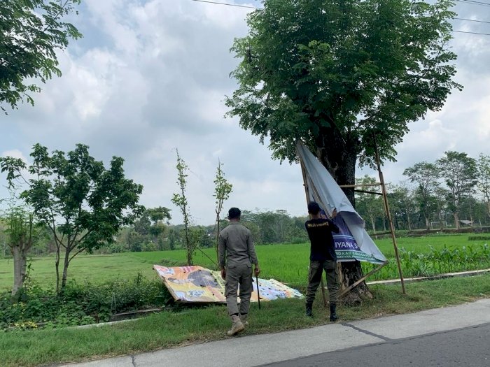 Penertiban APK di beberapa lokasi di Karanganyar/dok. Bawaslu