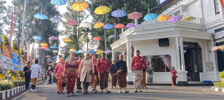 ASN Salatiga saat mengenakan busana adat nusantara.