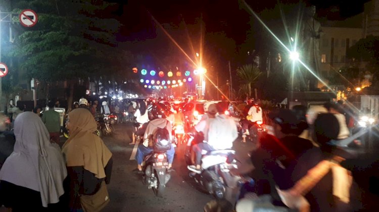 Tim Srikandi dan Arjuna Dinas Perhubungan Kota Salatiga secara bergantian melakukan pemantauan di pusat kegiatan masyarakat saat pergantian tahun, Senin (1/1). RMOL Jateng