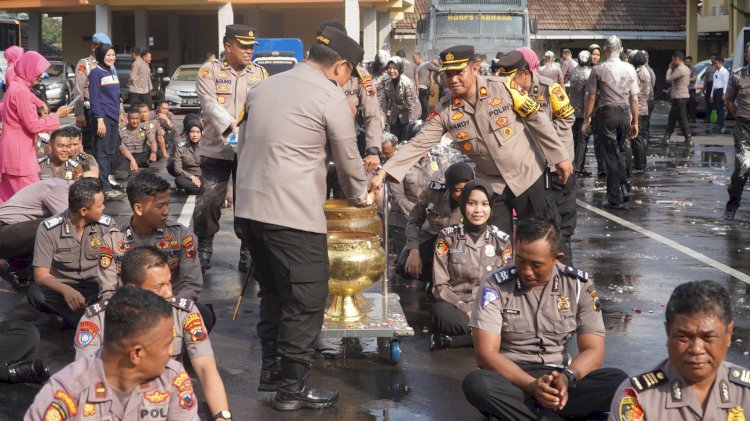 Kapolres Semarang AKBP Achmad Oka Mahendra memimpin langsung upacara kenaikan pangkat di lapangan Catur Prasetya Polres Semarang. Foto : Erna Yunus B 