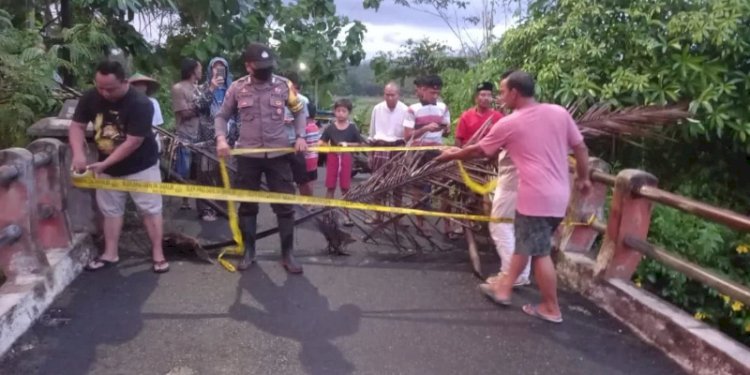Jembatan penghubung Desa Grantung dan Desa Pekiringan, Kecamatan Karangmoncol ambles. RMOL Jateng