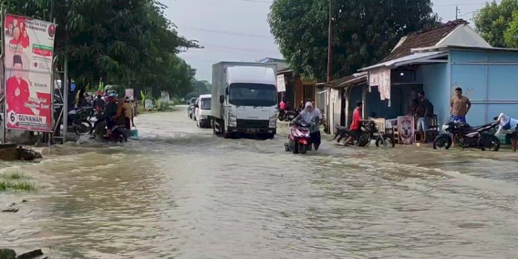 Kondisi air menggenangi jalan Godong- Juwangi sepanjang 500 meter dengan kedalaman 60 sentimeter, sebabkan kendaraan warga mogok. RMOL Jateng