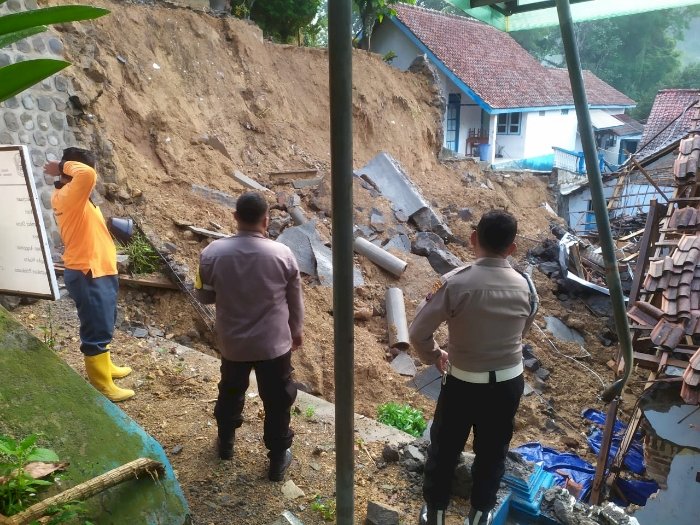 Talud longsor timpa dua bangunan sekolah. Foto : Dian Tanti