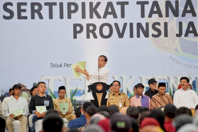 Presiden Joko Widodo menyerahkan sertifikat tanah kepada warga di Cilacap dan sekitarnya