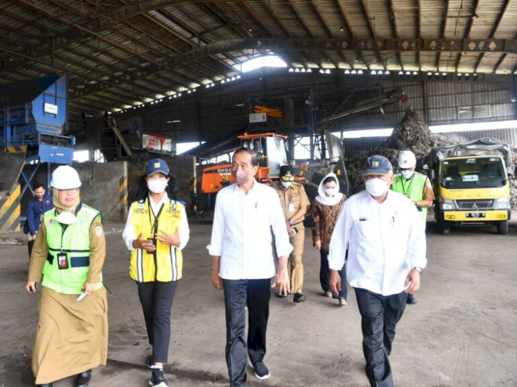 Presiden Jokowi saat meninjau Tempat Pengolahan Sampah Terpadu (TPST) Refused Derived Fuel (RDF) Cilacap di Kabupaten Cilacap