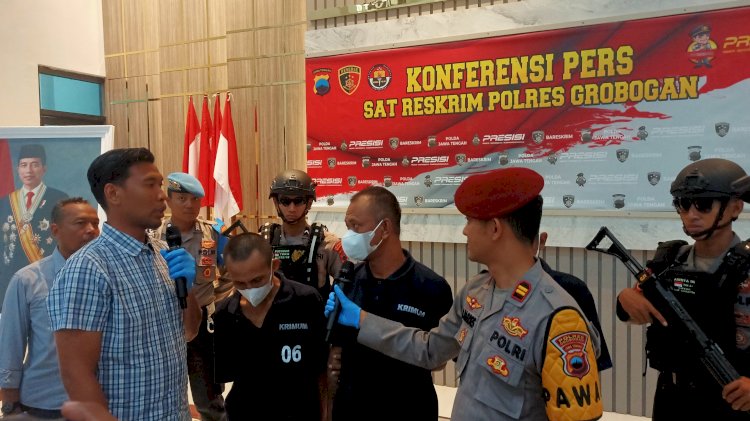 Pelaku ditanya di Aula Januraga dalam konferensi pers yang digelar Polres Grobogan, Rabu (3/1). Foto : Rubadi