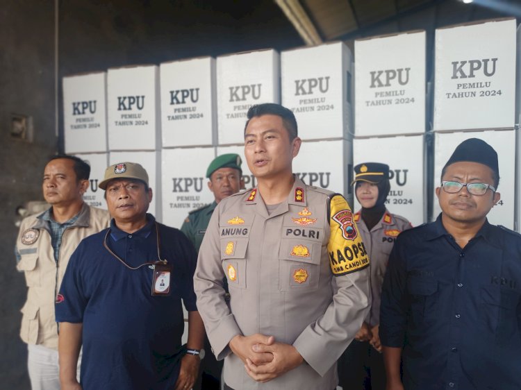 Kapolres Grobogan AKBP Dedy Anung Kurniawan bersama KPUD Grobogan saat lakukan pengecekan kotak suara di Gudang Mayahan, Selasa, (2/1). Foto : Rubadi