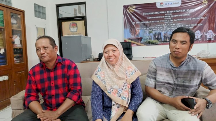 Khikmatun selaku Divisi Sosialisasi, Pendidikan Pemilih,Parmas dan SDM KPU Batang (tengah) bersama Ketua   KPU Kabupaten Batang,  Susanto Waluyo (Berbaju merah), dan Ketua Divisi Perencanaan dan Data Informasi M Subhi. Foto : Bakti Buwono