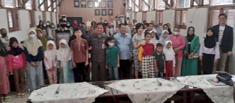 Sejumlah siswa kategori kurang mampu / kemiskinan ekstrem di wilayah kota Semarang mendapatkan bantuan dari Otoritas Jasa Keuangan (OJK) Jawa Tengah. Foto : Umar Dani