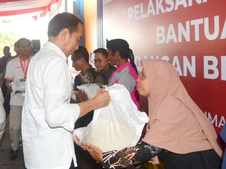 Presiden Joko Widodo menyerahkan Bantuan Langsung Tunai (BLT) El Nino kepada penerima manfaat yang terdampak kekeringan di Banyumas. Foto : Prayitno