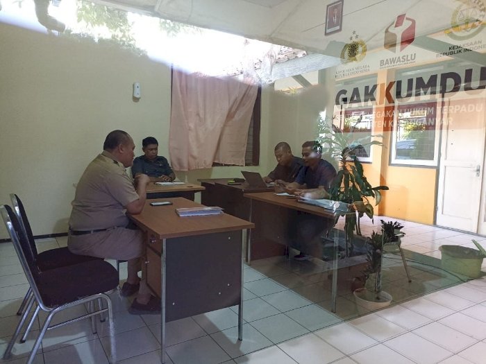 Teguh Haryono saat klarifikasi di kantor Bawaslu Karanganyar. Foto : Dian Tanti