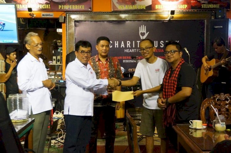 Yogi Ardiako saat menyerahkan hasil penggalangan dana kepada Ketua PMI Salatiga, Muh Harris. Foto : Ist/ Erna Yunus B