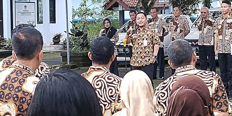 Pj Wali Kota Salatiga Yasip Khasani saat memberikan arahan di tengah memimpin apel di Kecamatan Tingkir, Kamis (4/1). RMOL Jateng 