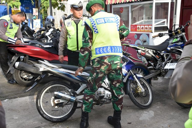 Petugas meminta pelanggar mengganti knalpot brong dengan knalpot standar pabrik, Jumat (5/1). RMOL Jateng