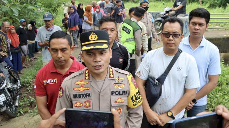 Kapolresta Magelang Kombes Pol Mustofa saat memimpin evakuasi mayat Andriyani diduga korban pembunuhan. Dok