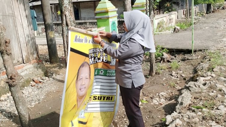 Bawaslu bersama Satpol PP menurunkan APK yang melanggar Jumat, (5/1). RMOLJateng