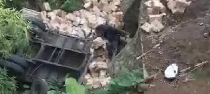 Truk muatan logistik Pemilu 2024 tujuan KPU Magelang mengalami kecelakaan hingga terjun ke jurang di kawasan Jambu, Kabupaten Semarang, Sabtu (6/1). Tangkapan layar 
