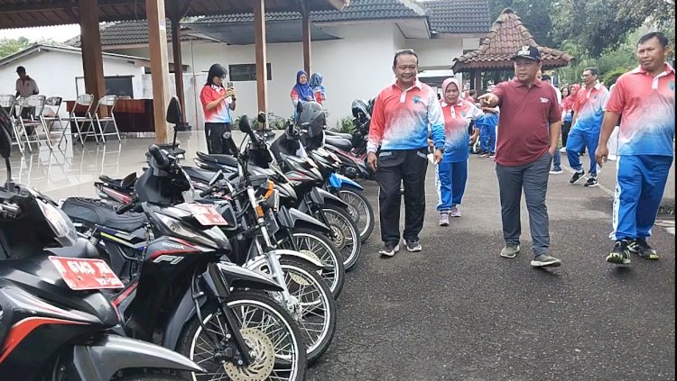 Pj Wali Kota Salatiga Yasip Khasani saat mengecek kendaraan dinas di Kecamatan Sidomukti, Salatiga, Sabtu (6/1). Foto : Erna Yunus B