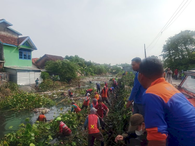 Kegiatan bersih sungai lintas komunitas lingkungan, di Kali Tubtang Kab Demak Minggu (7/1). Foto : Nungki