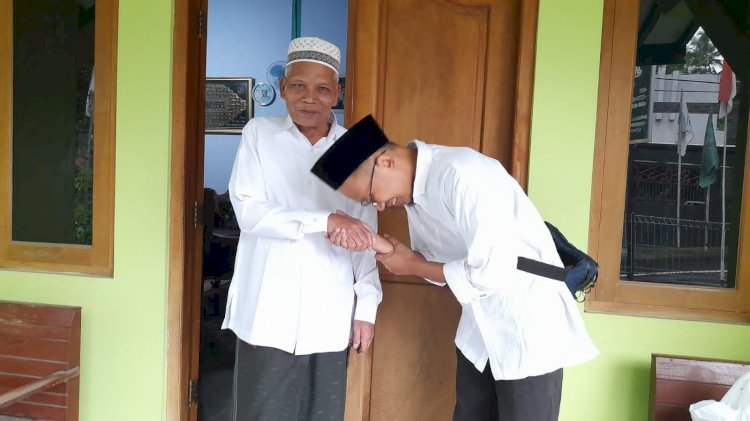 Yogi Ardiako, calon legislatif (Caleg) PKB Dapil Sidorejo, Salatiga saat sowan ke Ketua Dewan Syura PKB, Salatiga, KH Zuhri Maksum. Foto : Erna Yunus B