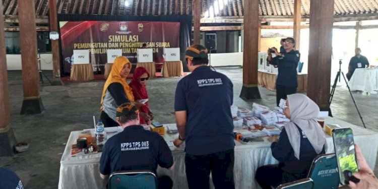 Simulasi pemungutan suara di TPS Baluwarti Solo. Dok
