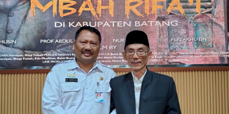 Kepala Bakesbangpol Batang, Agung Wisnu Bharata dan ketua PP Rifaiyah KH Mukhlisin Muzarie berfoto saat peluncuran film. RMOL Jateng